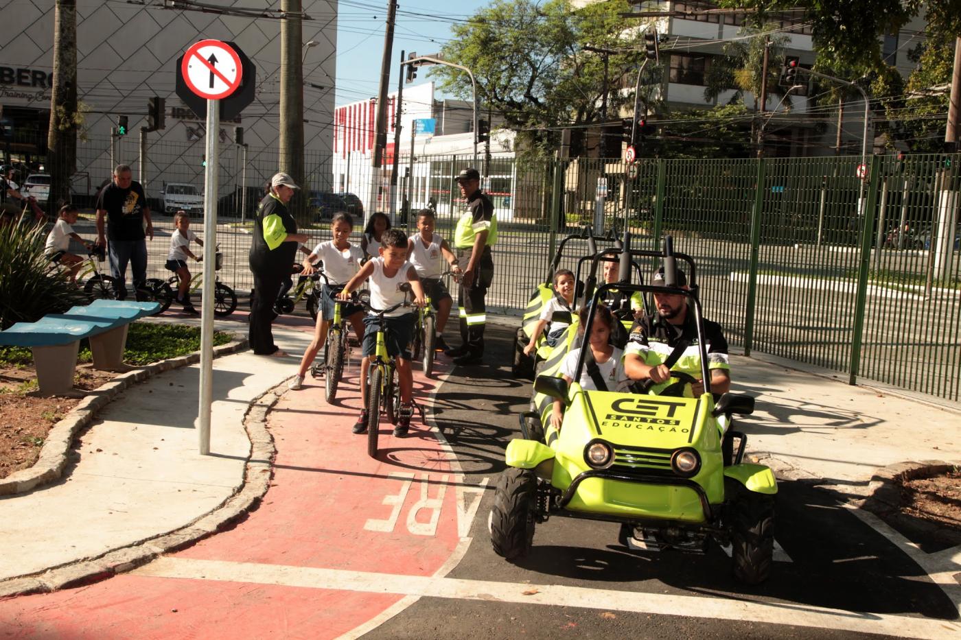 minibuggie e biciclata em minicidade do trânsito. #paratodosverem