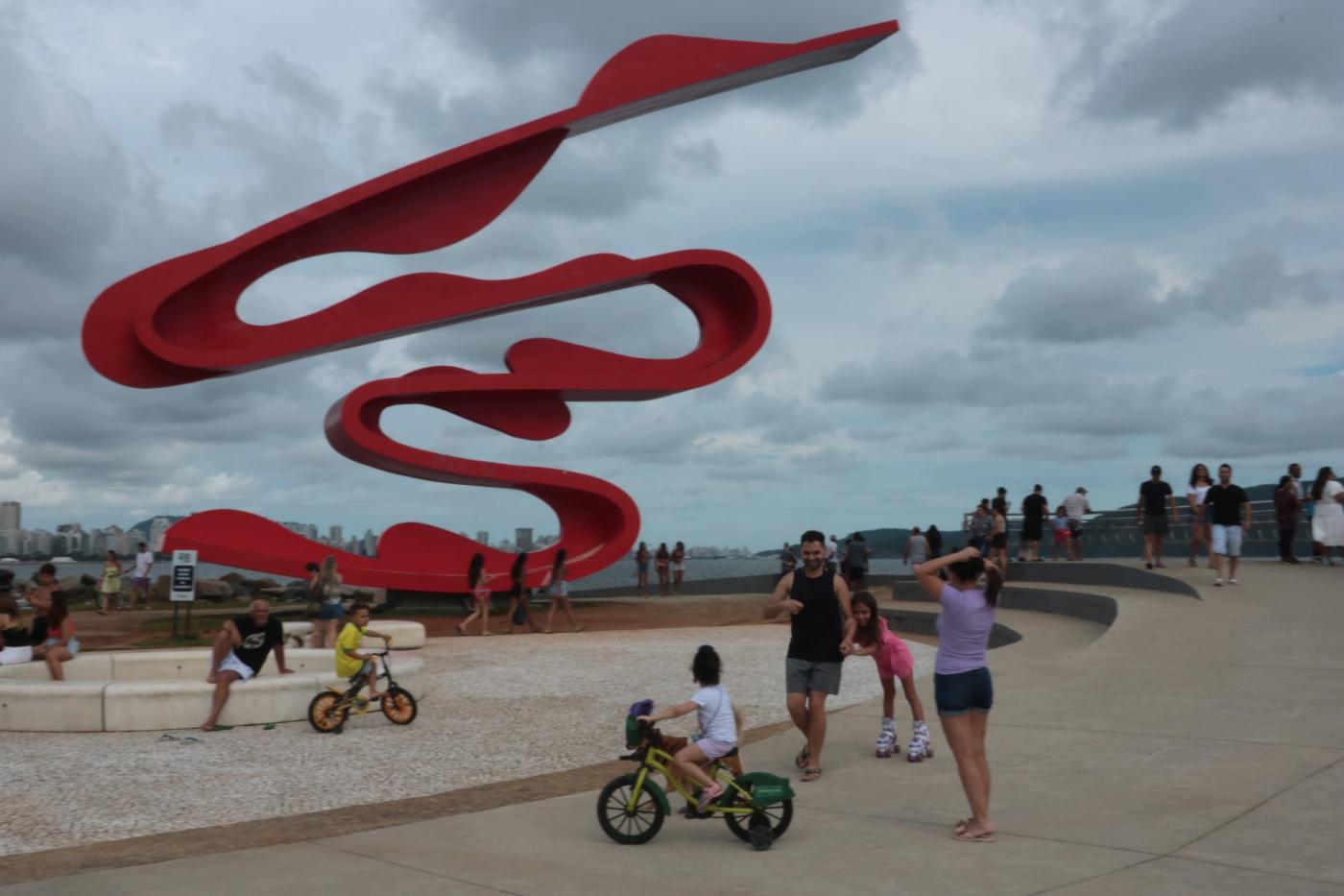 vista geral do quebra-mar com monumento de tomie ohtake. #paratodosverem