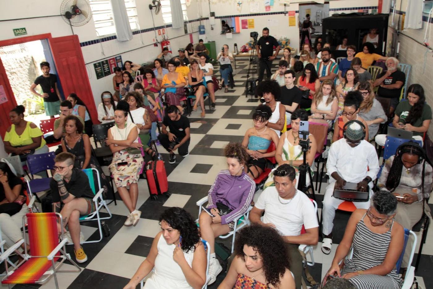público assiste a palestra #paratodosverem 
