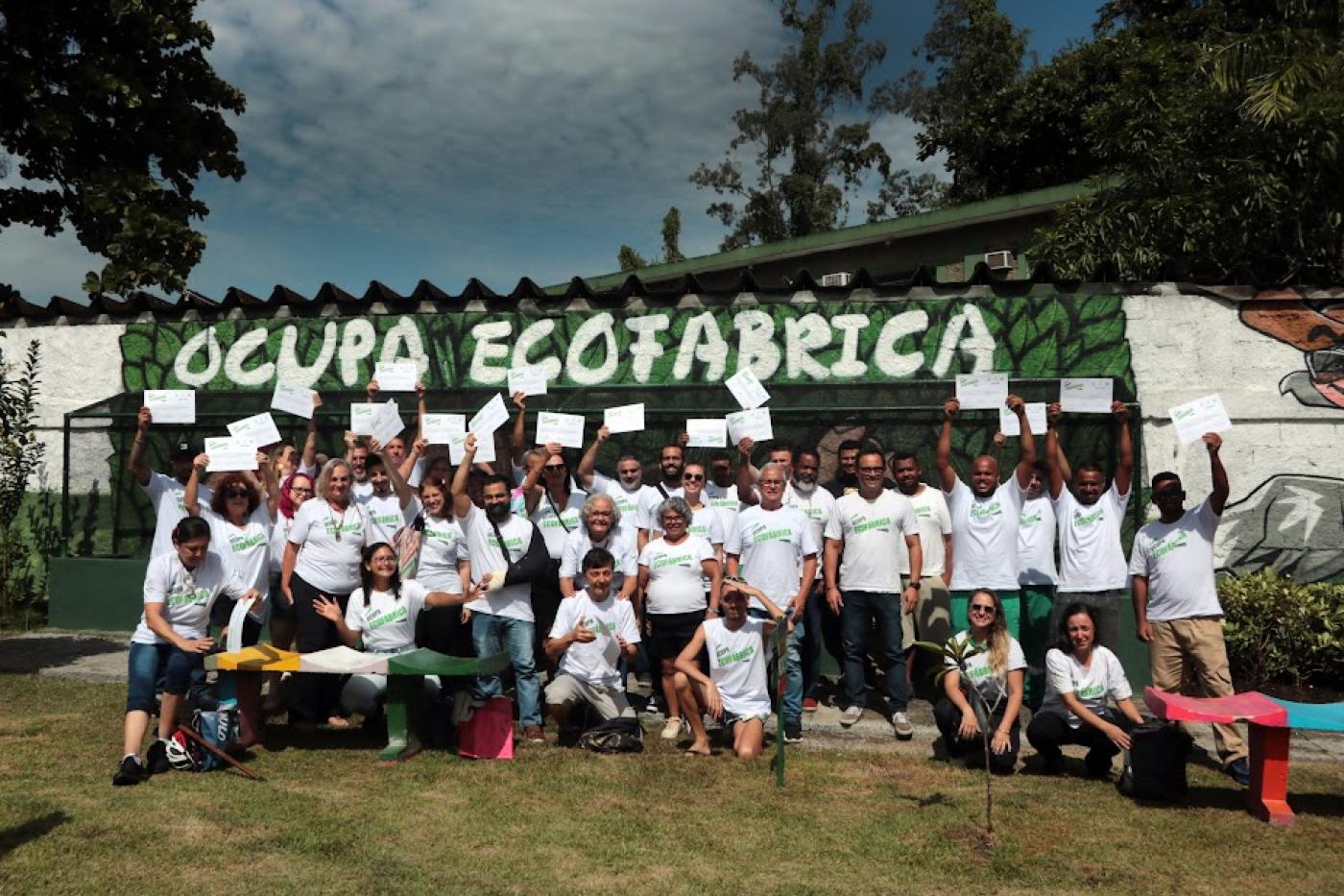 formandos posam para foto segurando seus certificados. #paratodosverem 