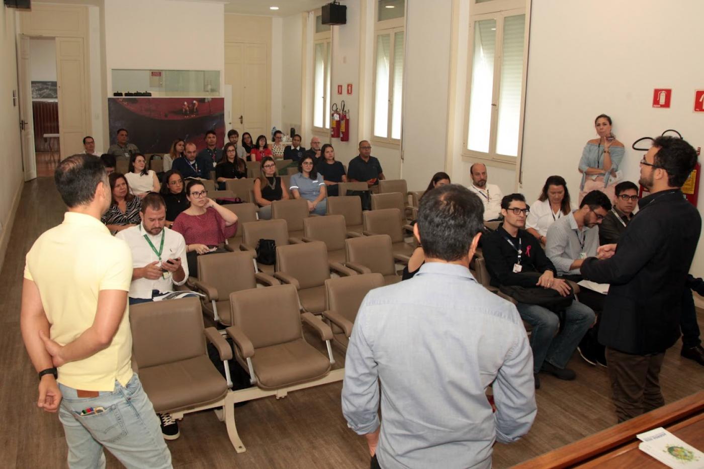 pessoas fazem apresentação em auditório #paratodosverem 