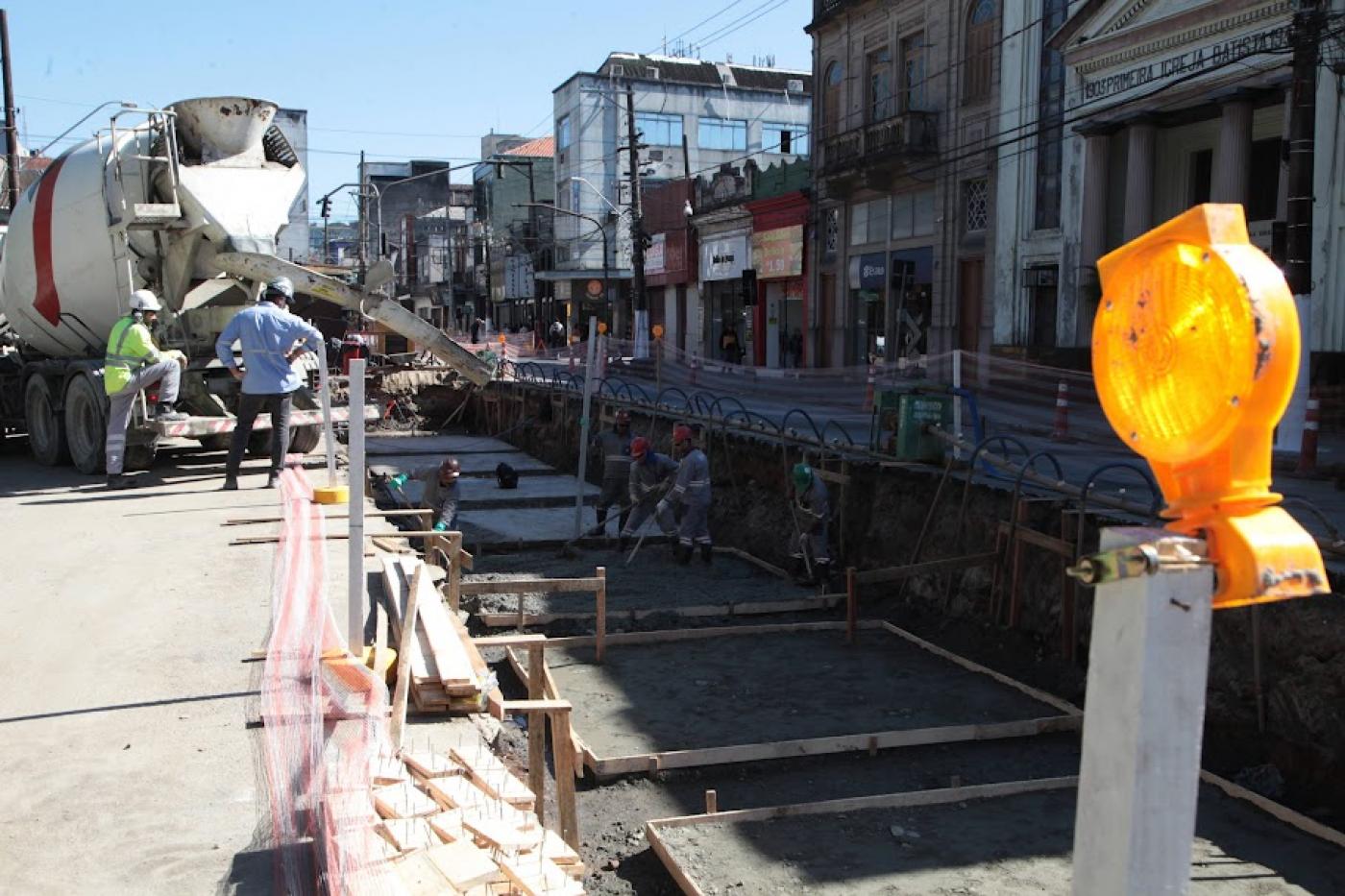 Operários durante obras do VLT #paratodosverem