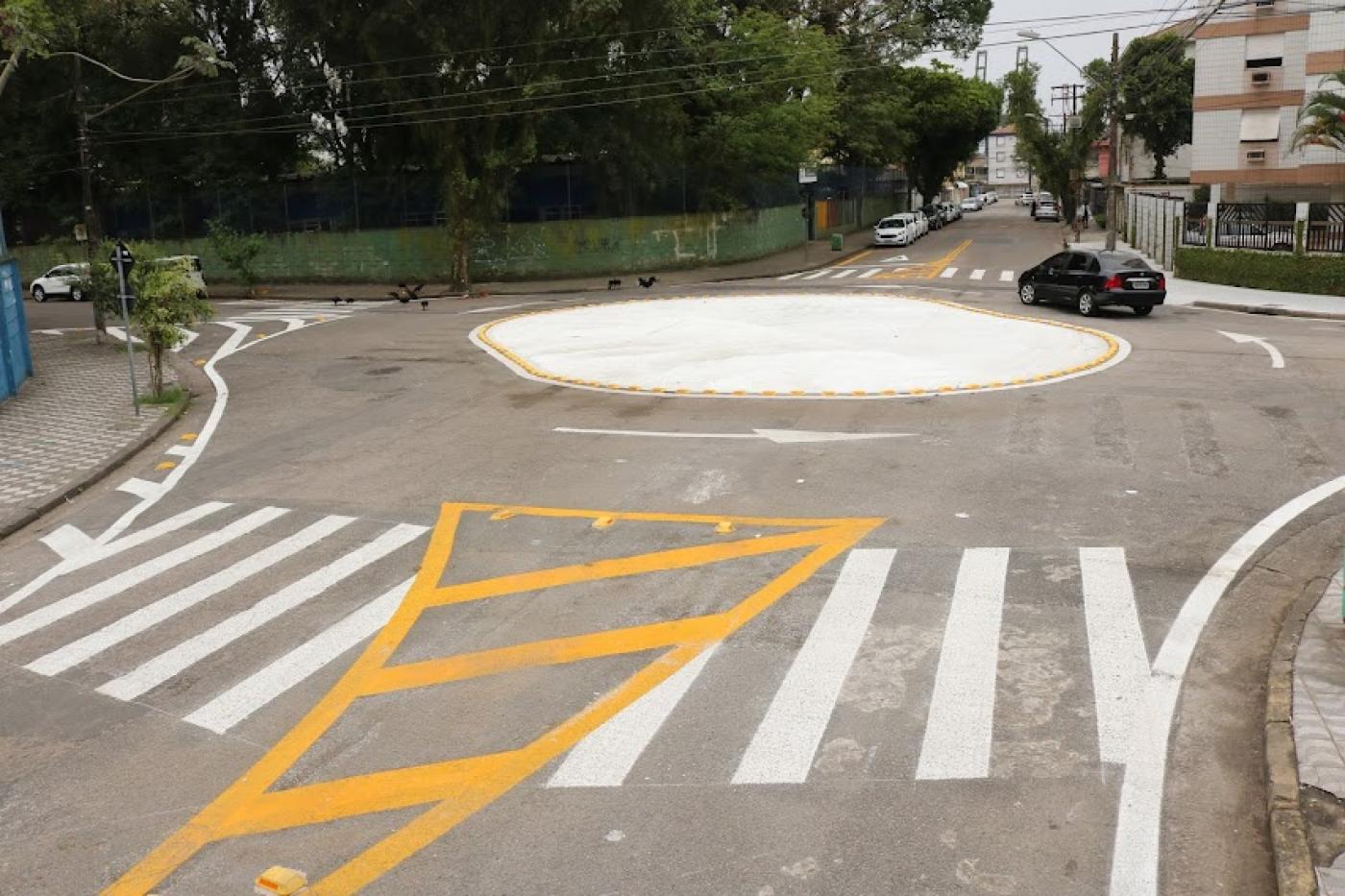 Carro circulando pela rotatória #paratodosverem