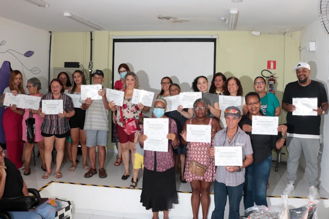 formandos posam para foto segurando os respectivos certificados. #paratodosverem