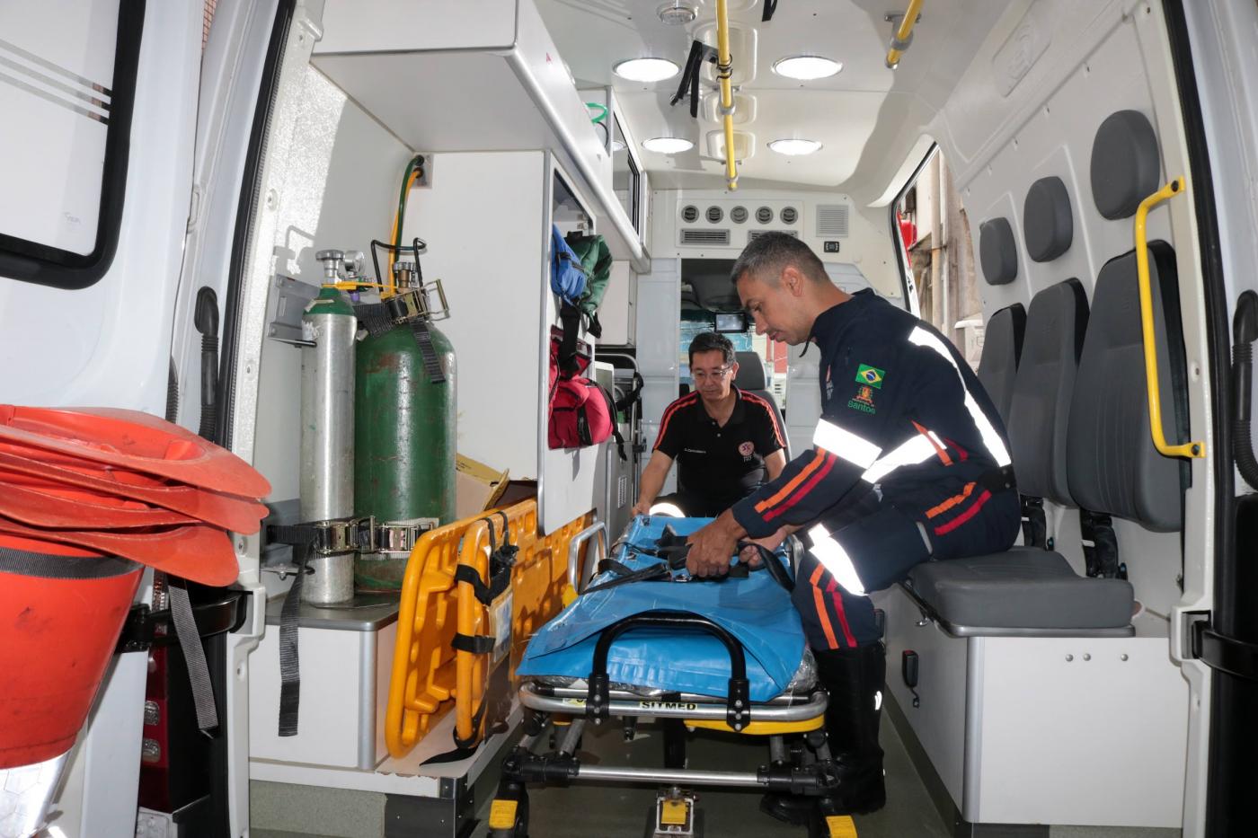 interior de uma ambulância com dois integrantes do samu. #paratodosverem