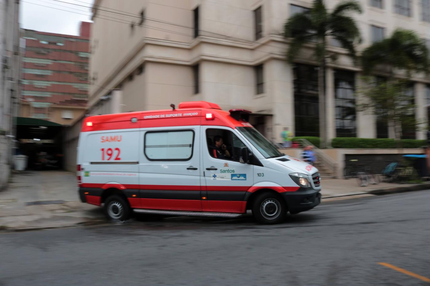 ambulância saindo de posto. #paratodosverem 