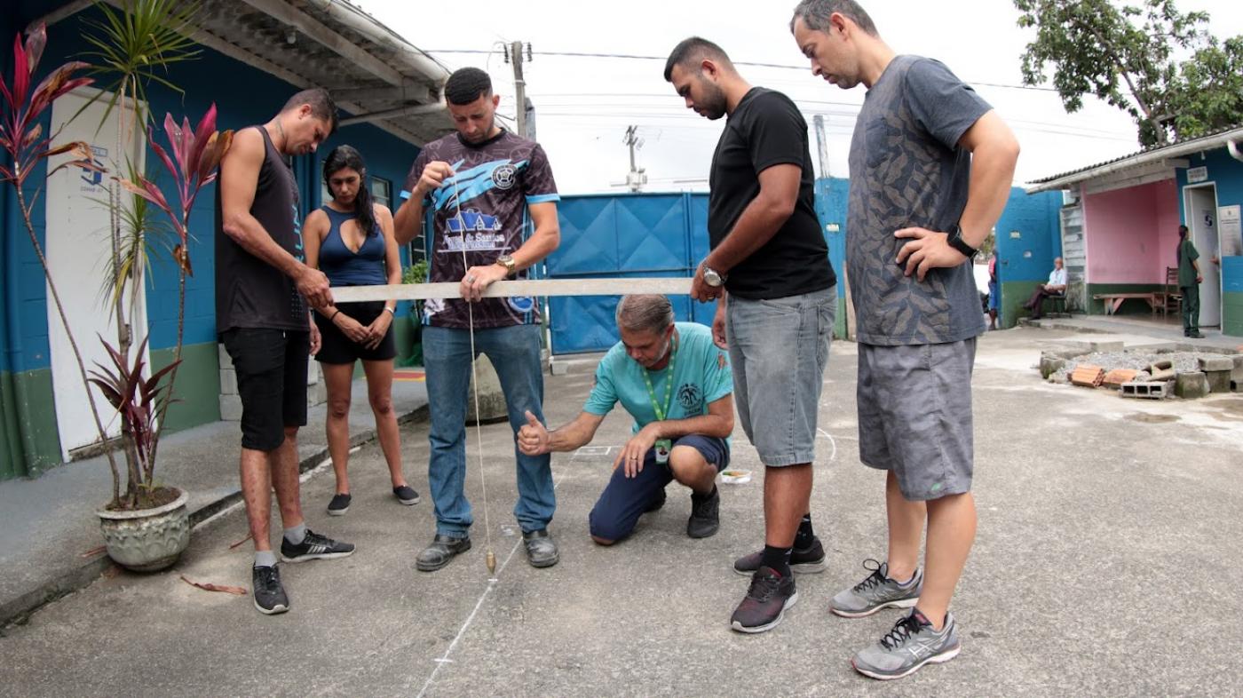 alunos fazem medição durante aula #paratodosverem