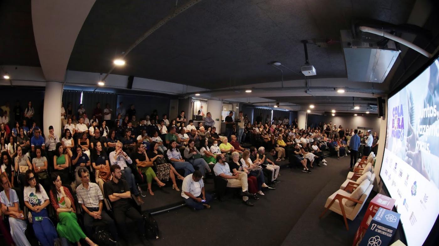 pessoas acompanham a palestra #paratodosverem