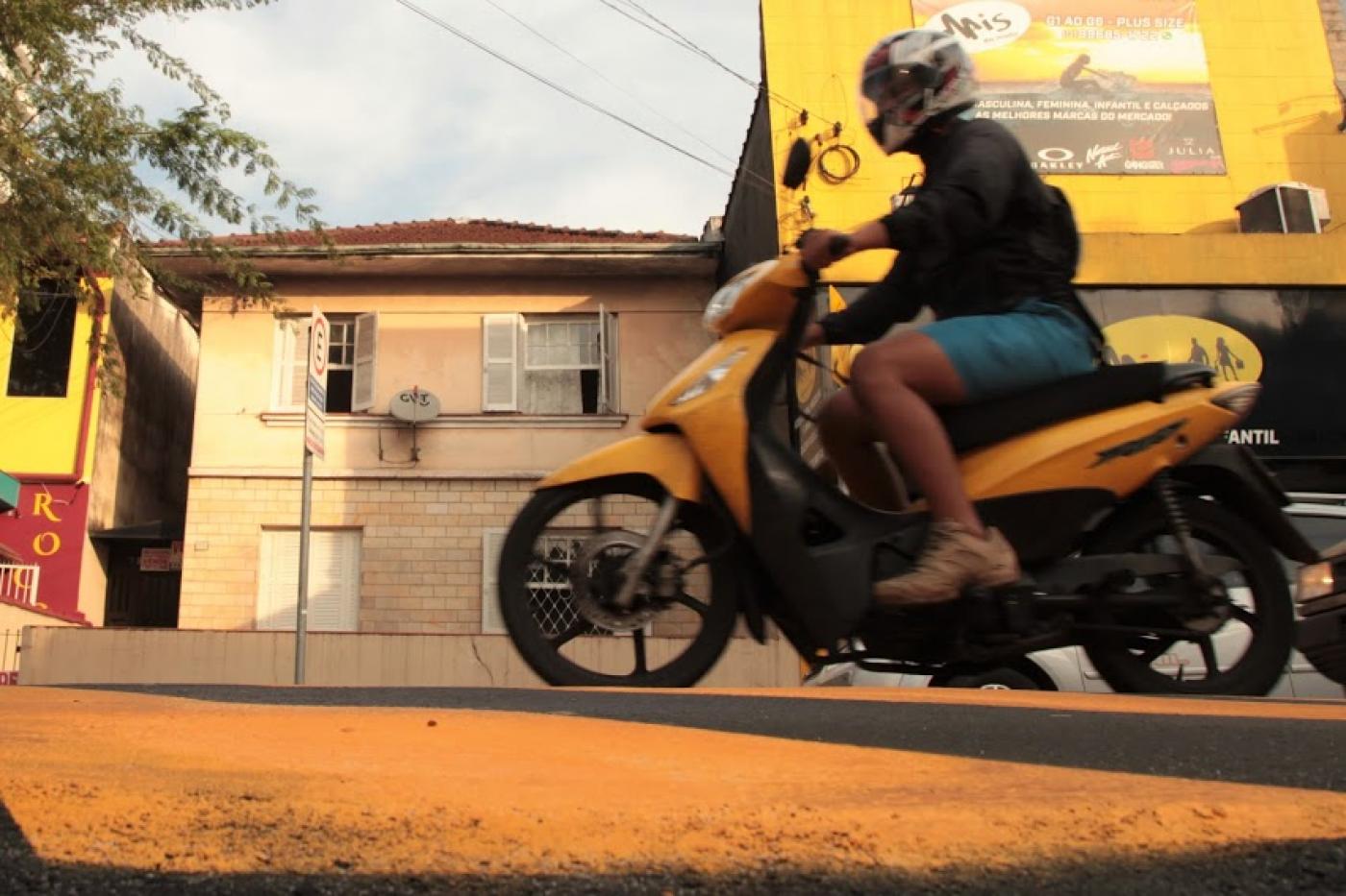 Homem de moto passa por cima de lombada - #paratodosverem