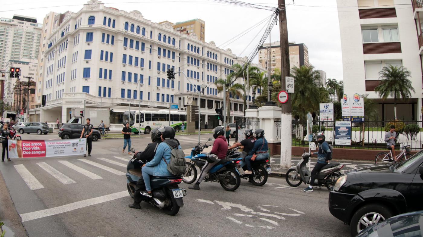 mulheres seguram faixa com dizeres sobre doação de sangue. #paratodosverem