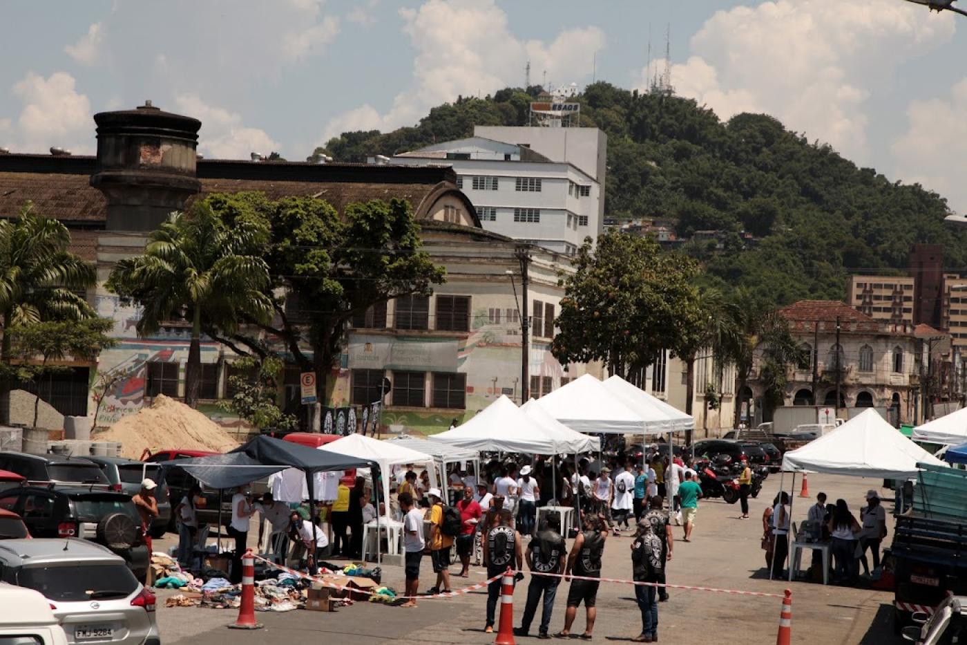 rua com varias tendas armadas e pessoas transitando #paratodosverem