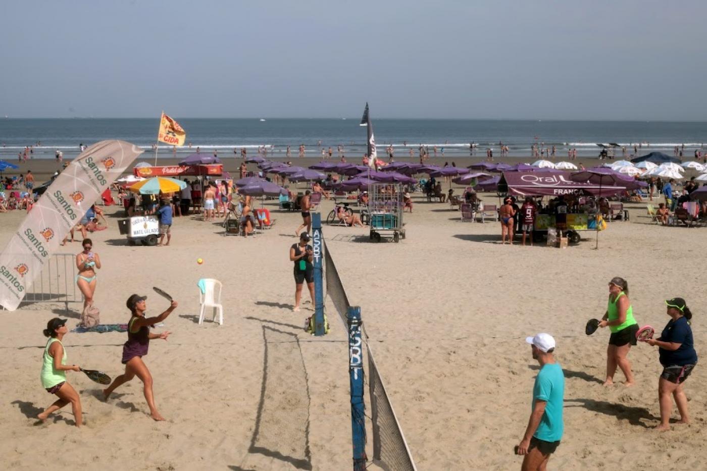 pessoas jogando beach tennis #paratodosverem