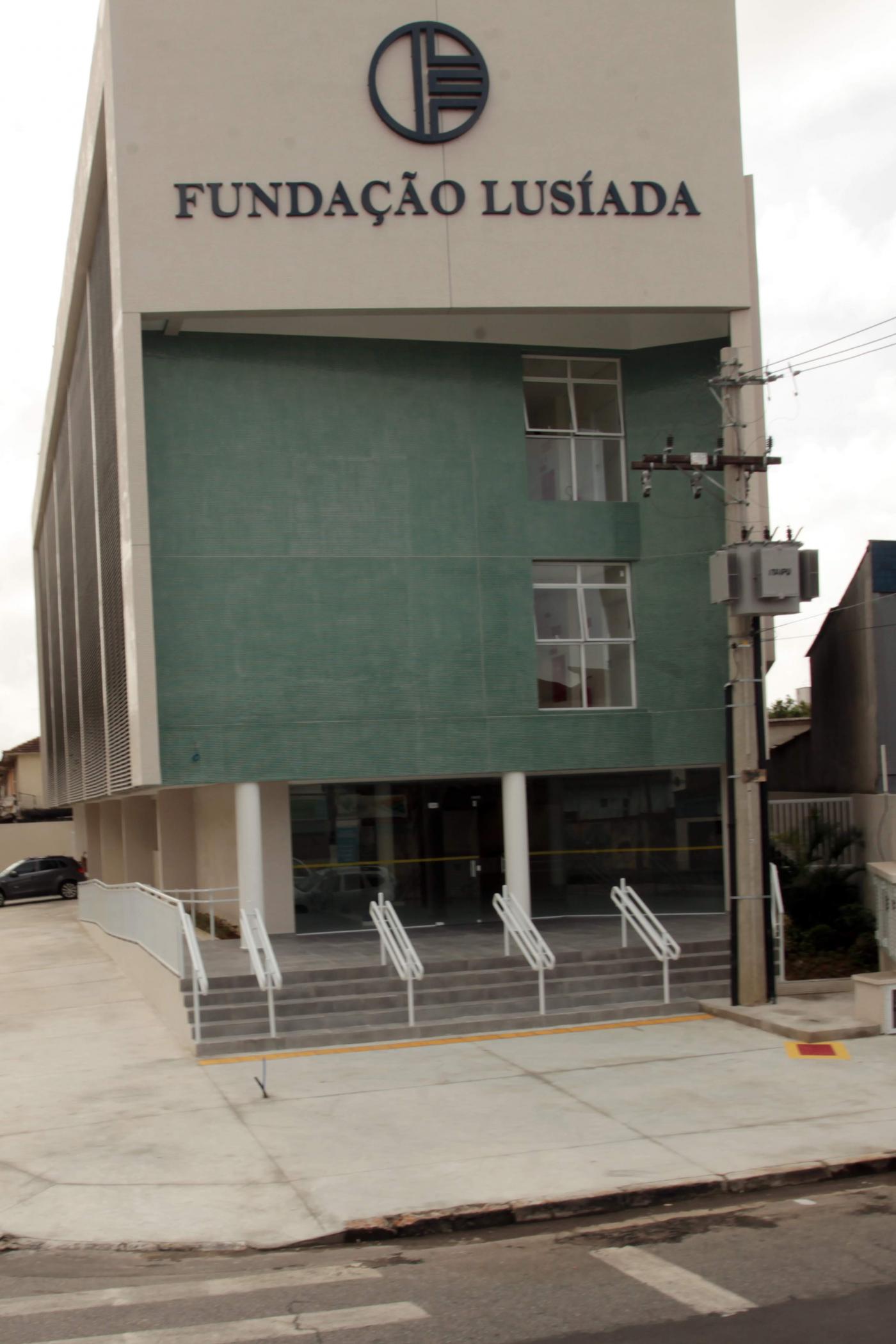 A fachada do novo ambulatório, com escadaria e rampa de acesso na frente. No alto do prédio se lê Fundação Lusíada. #Pracegover