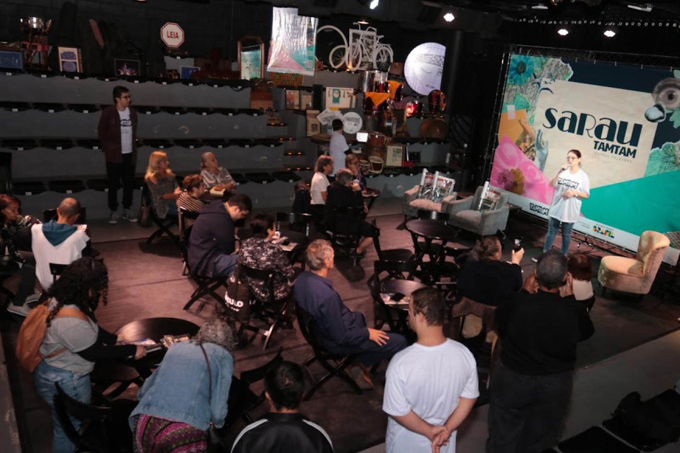 grupo reunido em atividade cultural #paratodosverem