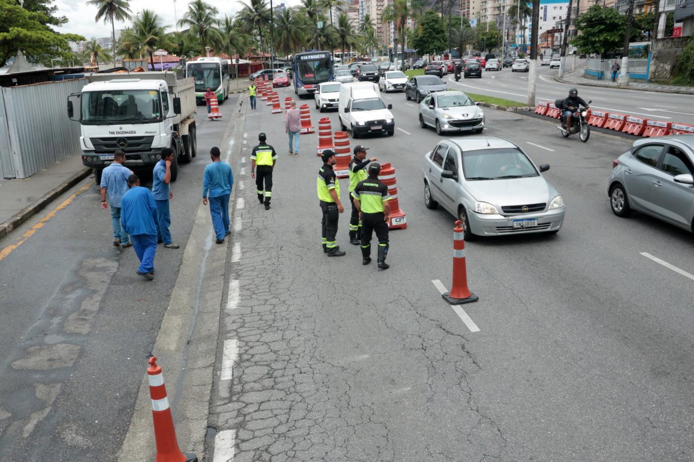 avenida com obras ao lado esquerdo e cet monitorando a via com cones. #paratodosverem 