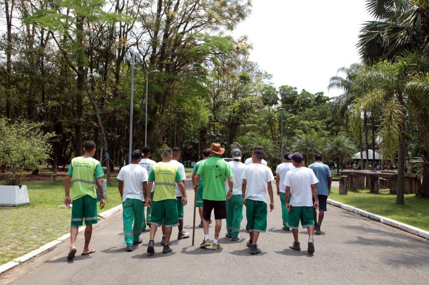 homens caminhando no botânico #paratodosverem 