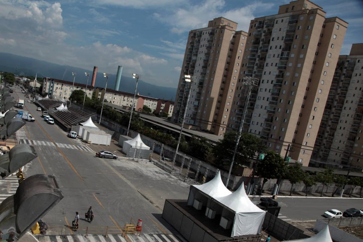 passarela do samba vazia vista do alto, Há um grande conjunto de prédios alto ao lado direito. #paratodosverem