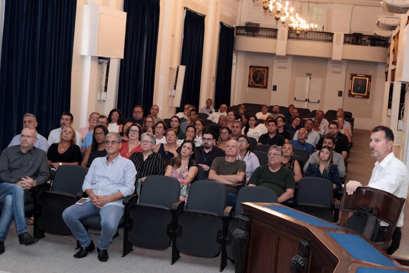 pessoas no auditório #paratodosverem