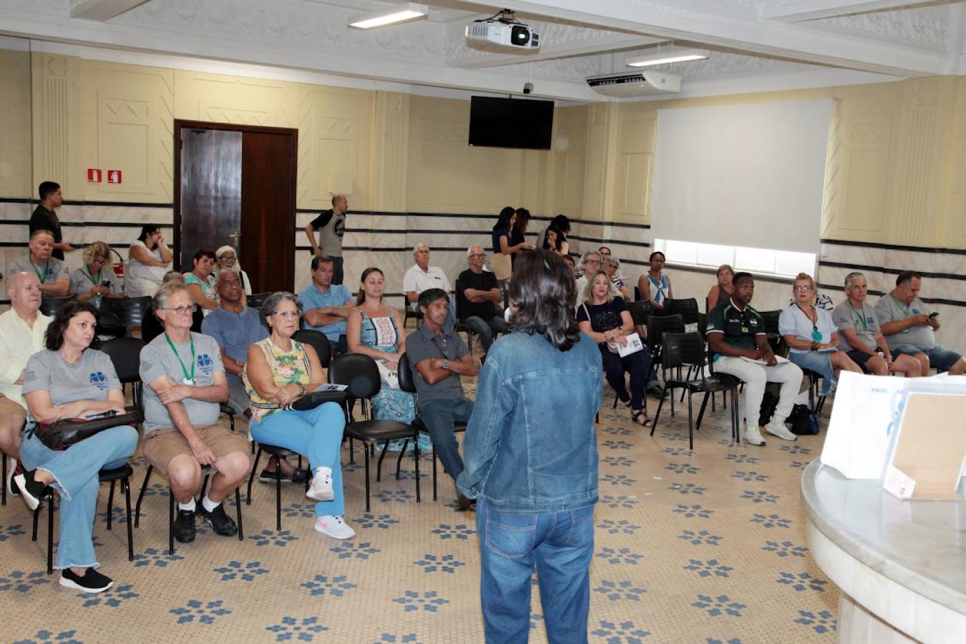 voluntários no auditório ouvindo a palestra #paratodosverem 