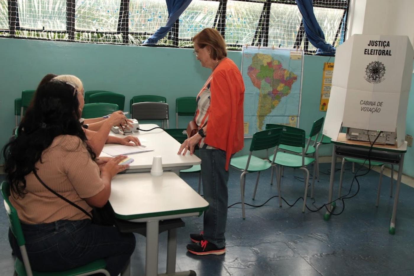 mulher se dirige a seçao para votar #paratodosverem  