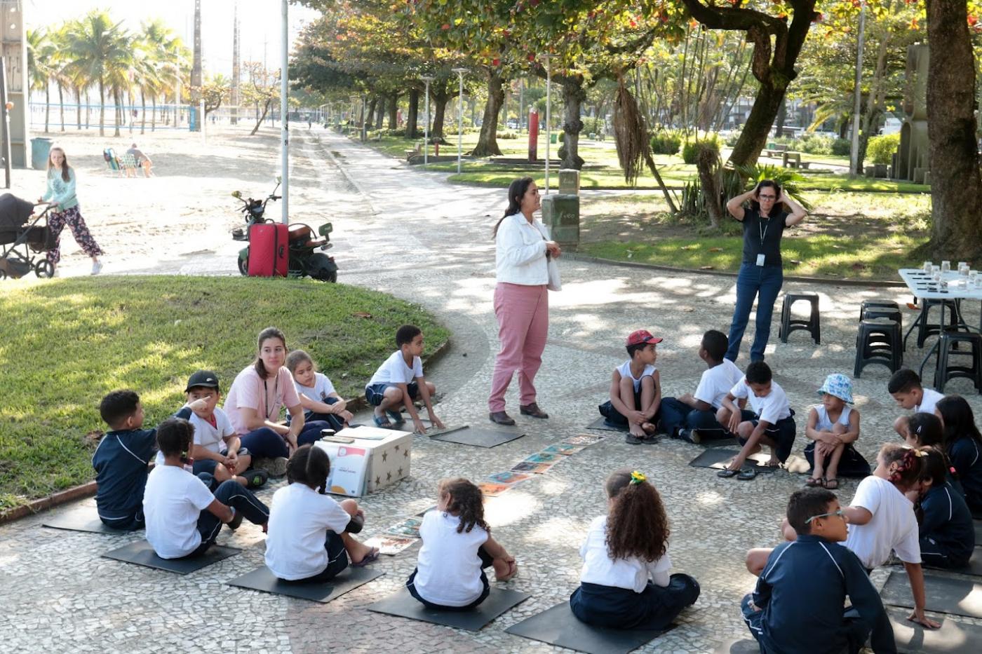 Alunos em projeto na Praia do Boqueirão. #Paratodosverem