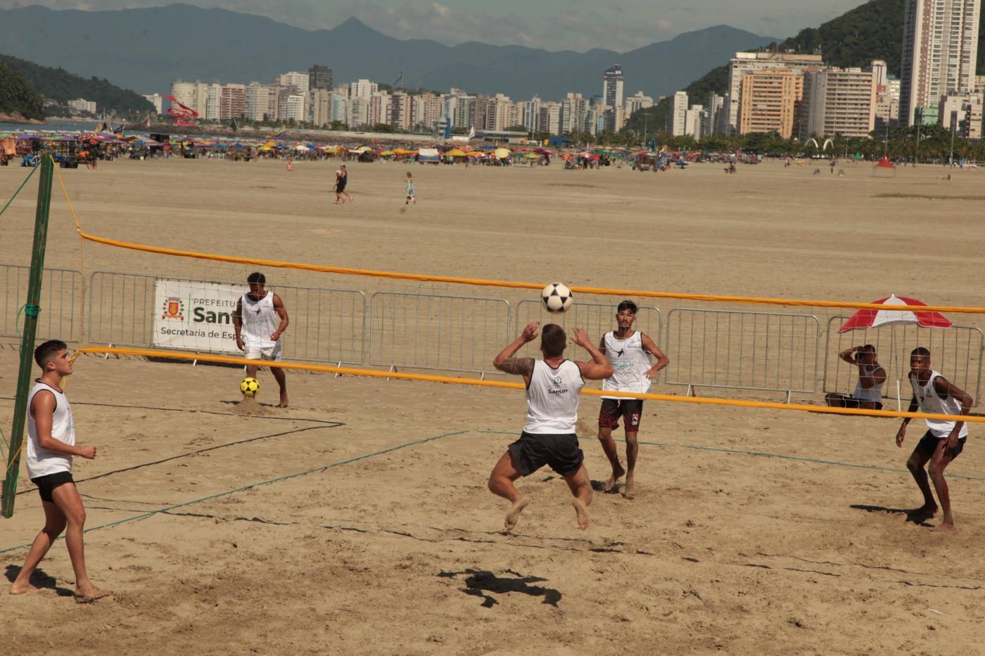 jovens jogam futevôlei na praia. #paratodosverem 