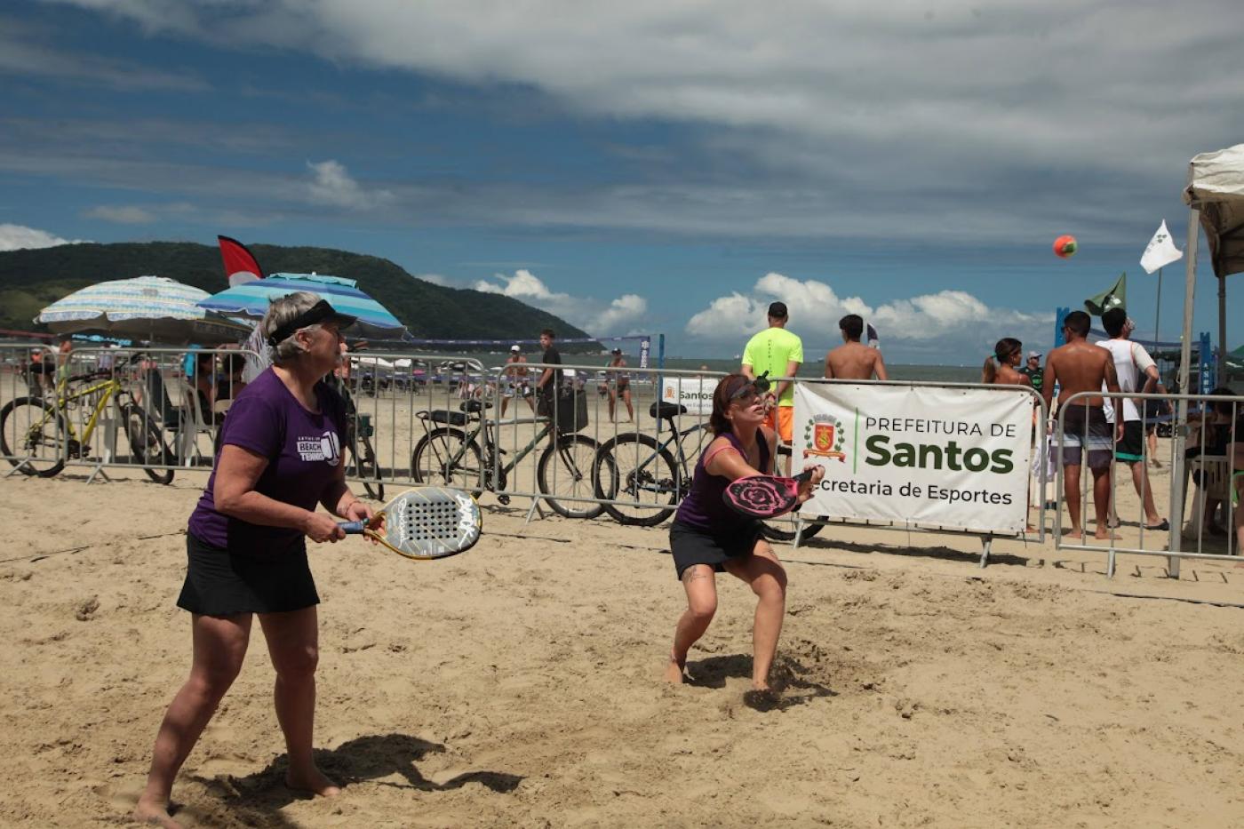 mulhers jogando beach tennis #paratodosverem