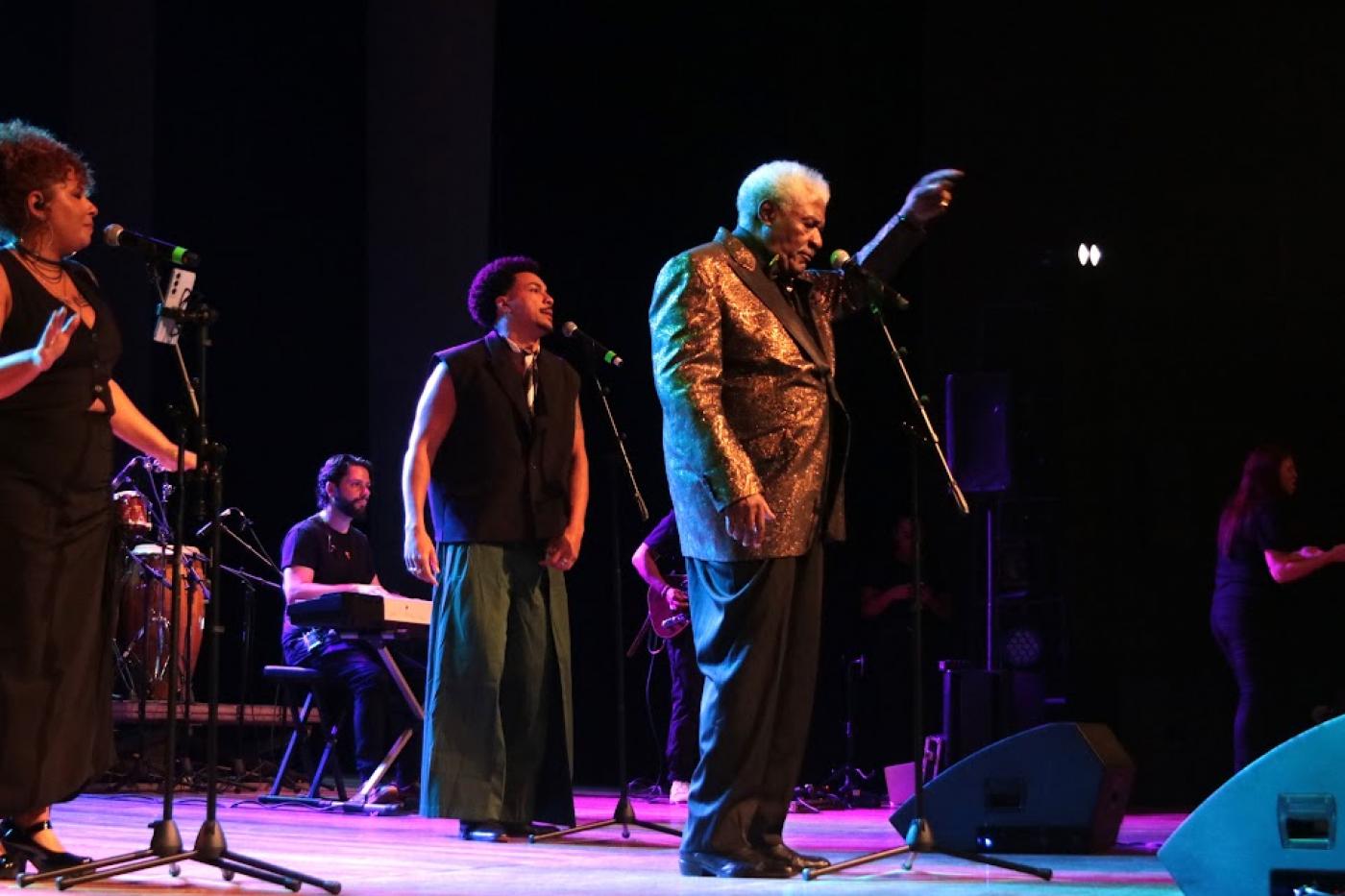 cantor em um palco #paratodosverem