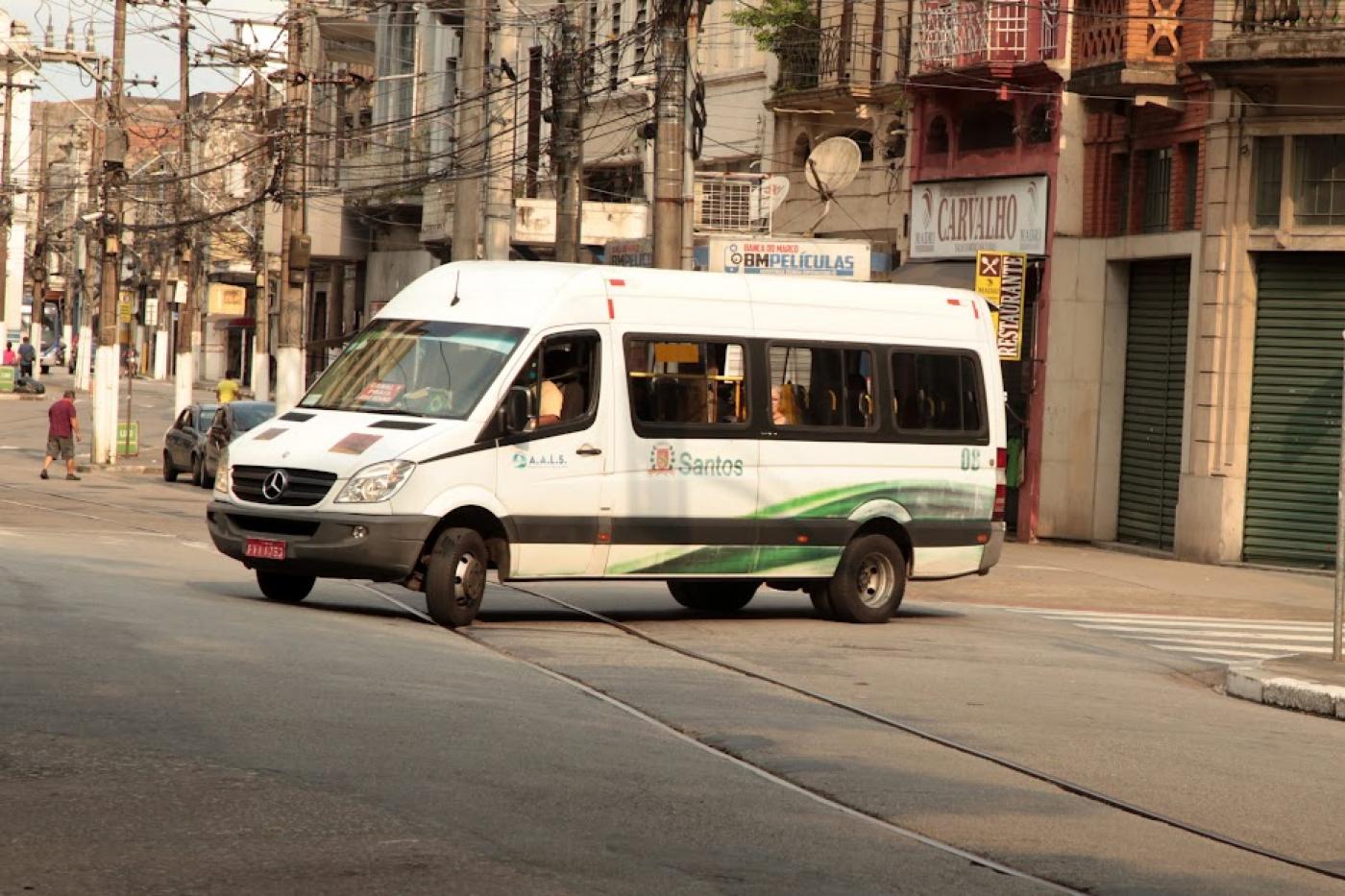 autolotação fazendo curva em rua. #paratodosverem 