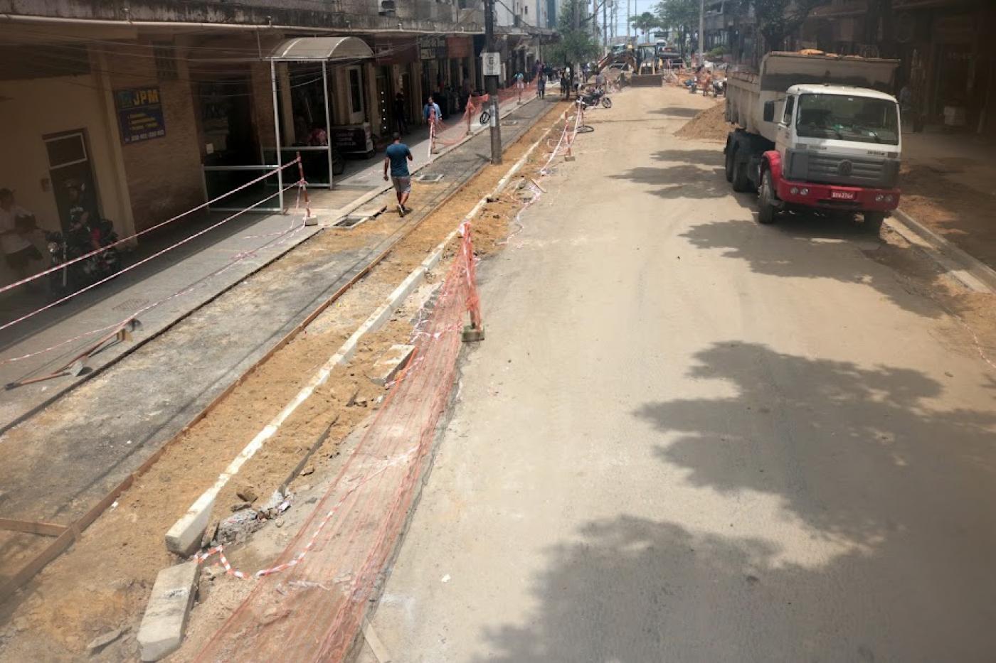 trecho de rua com calçada recém-executada do lado esquerdo da foto. #paratodosverem