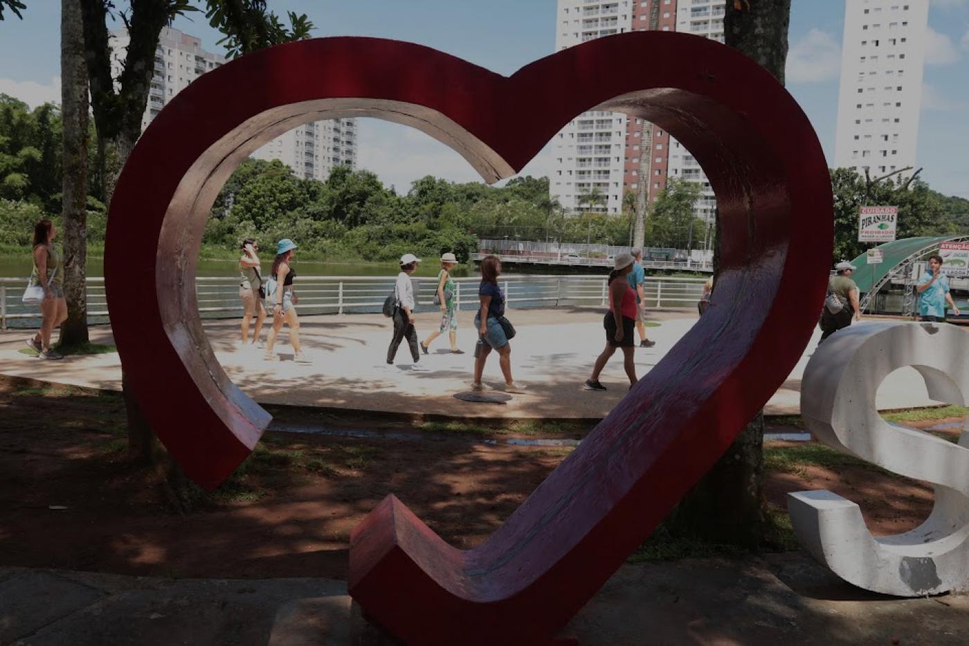 pessoas andando ao fundo #paratodosverem