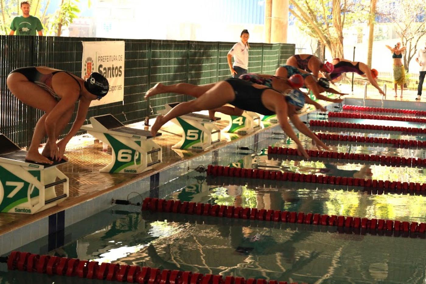 atletas mergulham em piscina. #paratodosverem