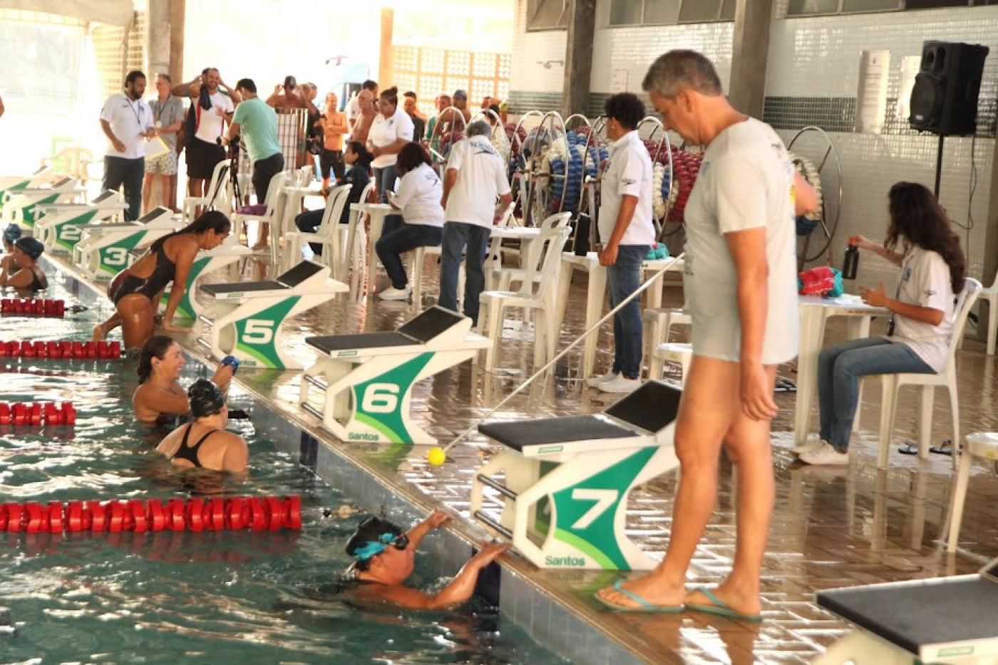 pessoas chegando no final da piscina após prova #paratodosverem