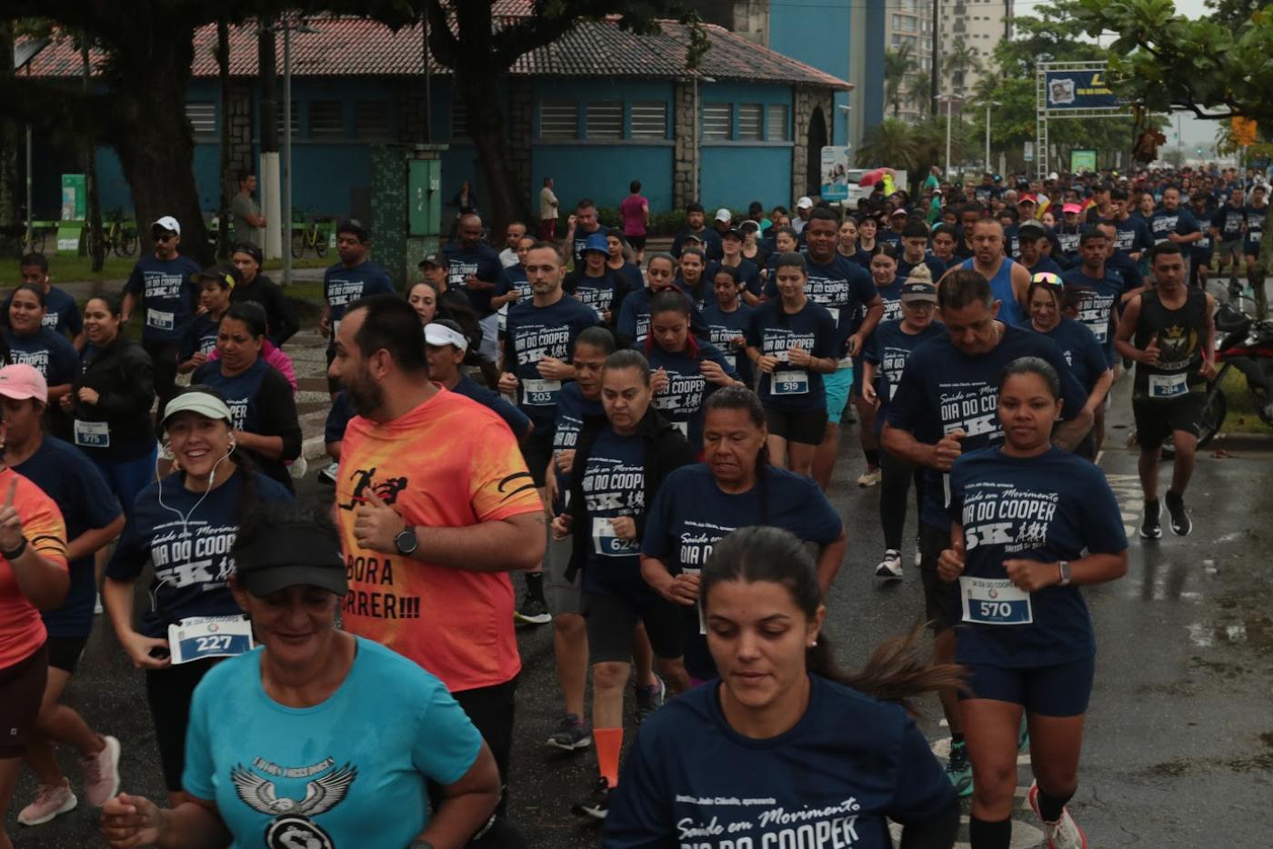Largada da corrida no Aquário Municipal. #Paratodosverem.
