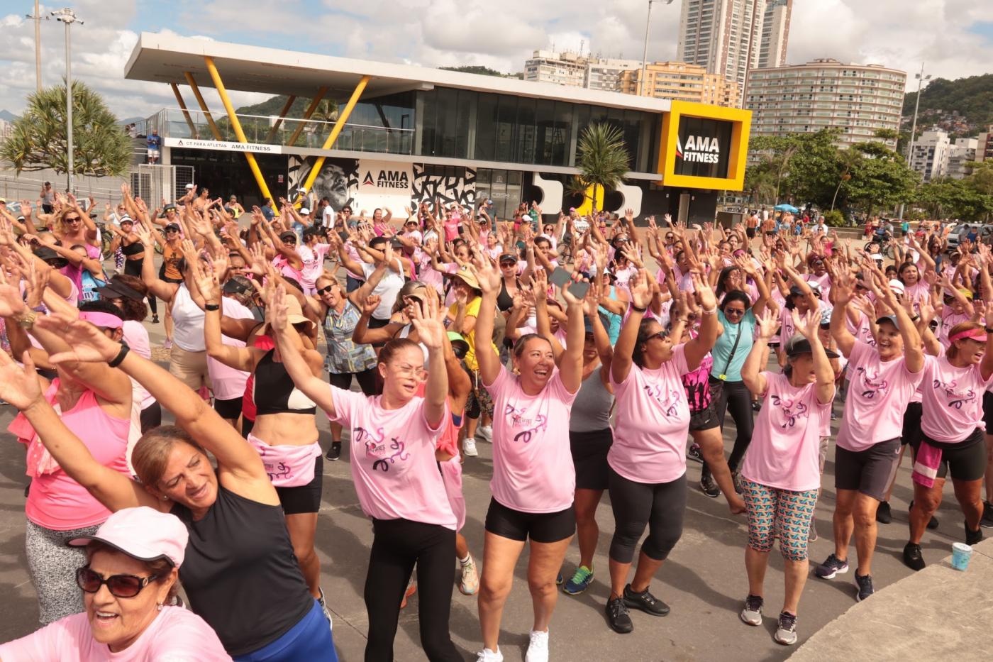 mulheres fazem atividade no Novo Quebra-Mar. #Paratodosverem