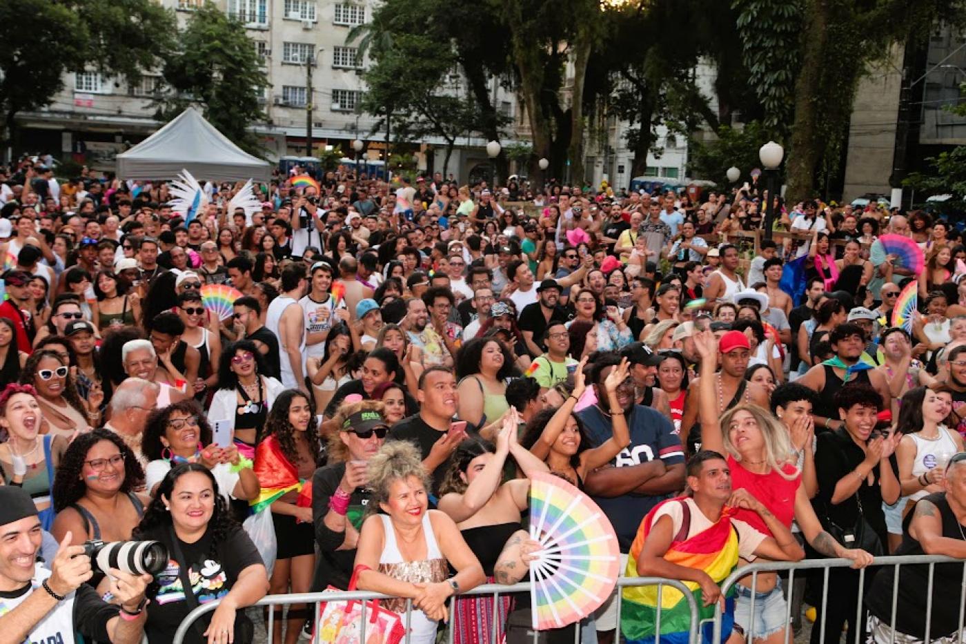 pessoas reunidas em um espaço público #paratodosverem