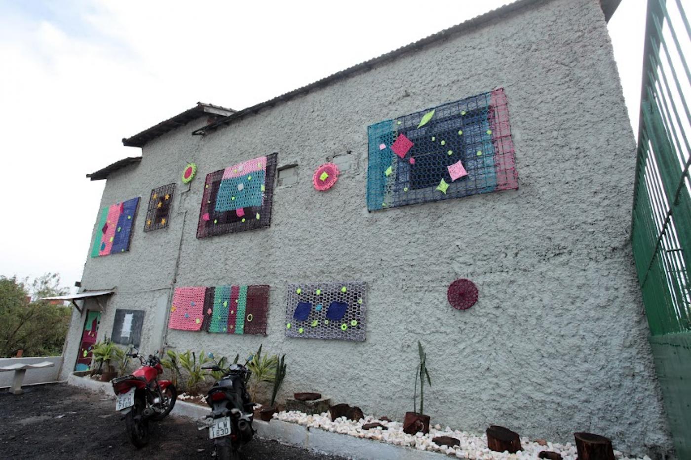 janelas de prédio decoradas com crochê. #paratodosverem