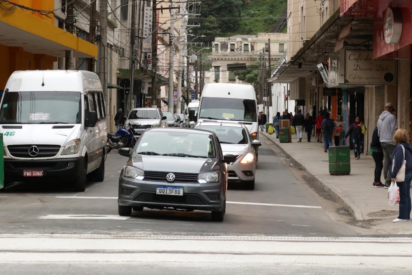carros passando pela via já liberada #paratodosverem 