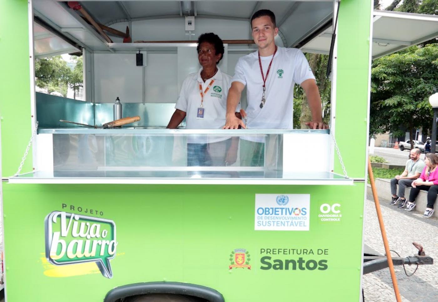 duas pessoas estão dentro de um trailer. #paratodosverem