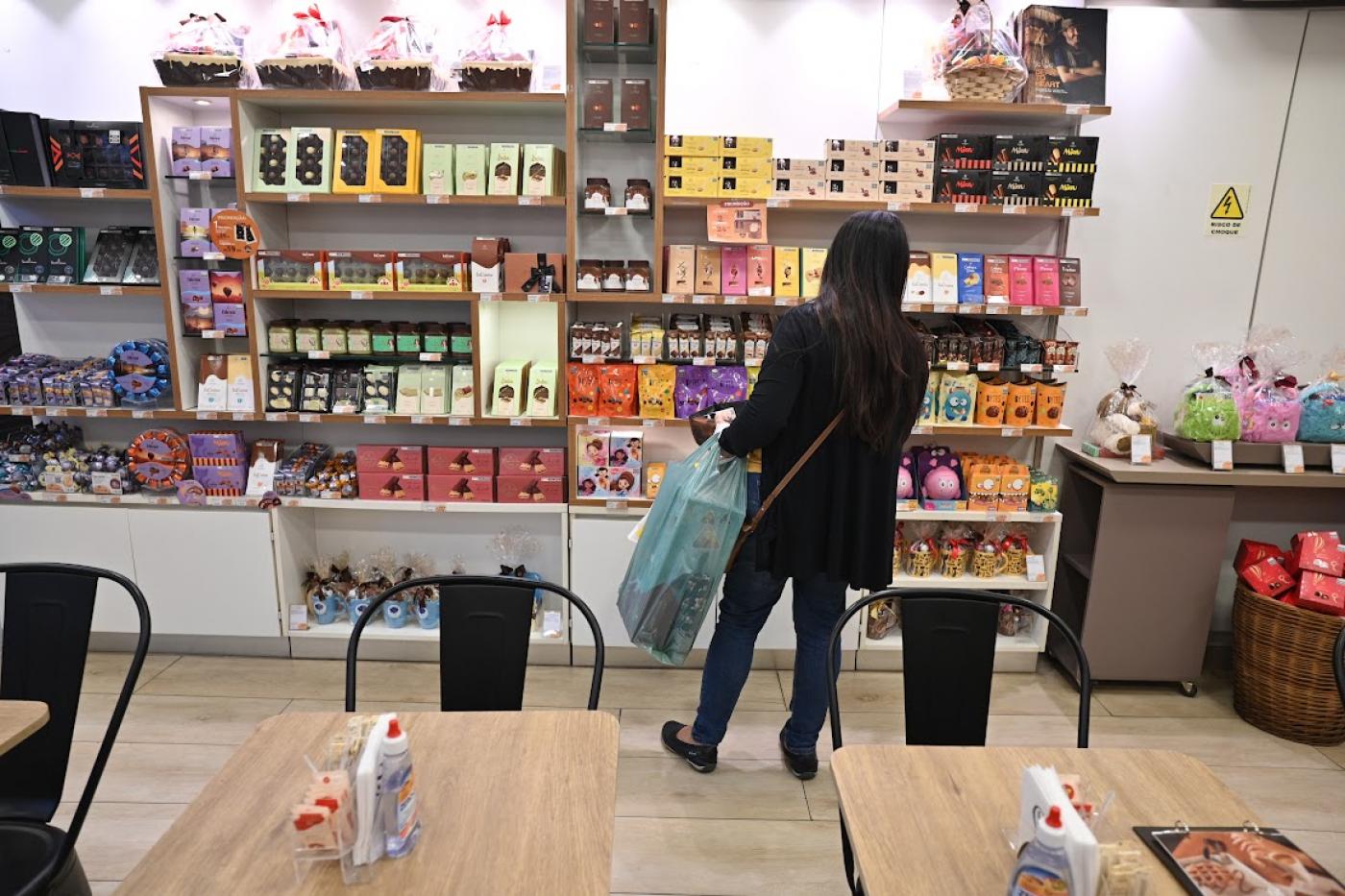 mulher olha chocolates#paratodosverem