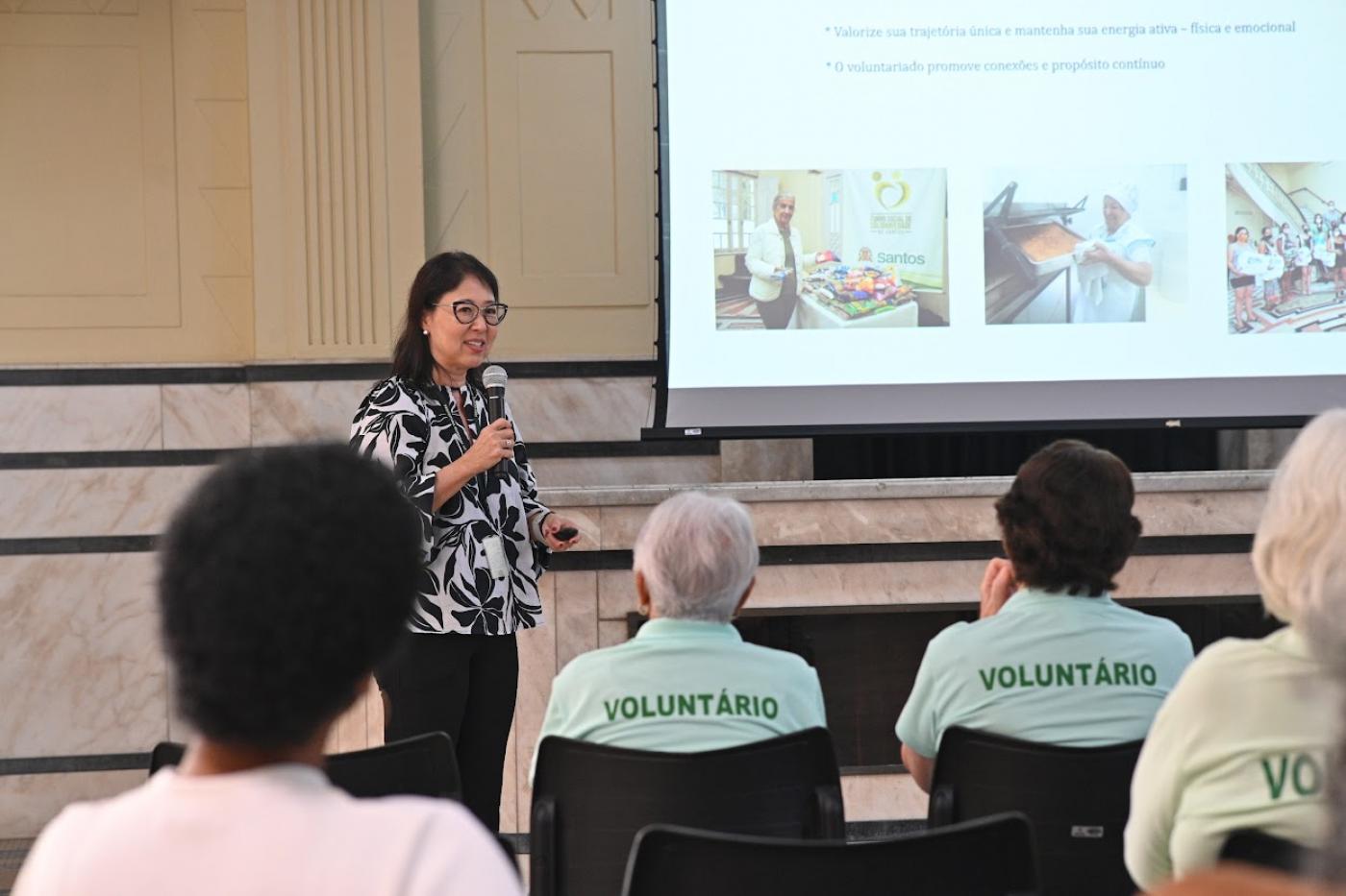 voluntários acompanham palestra #paratodosverem 