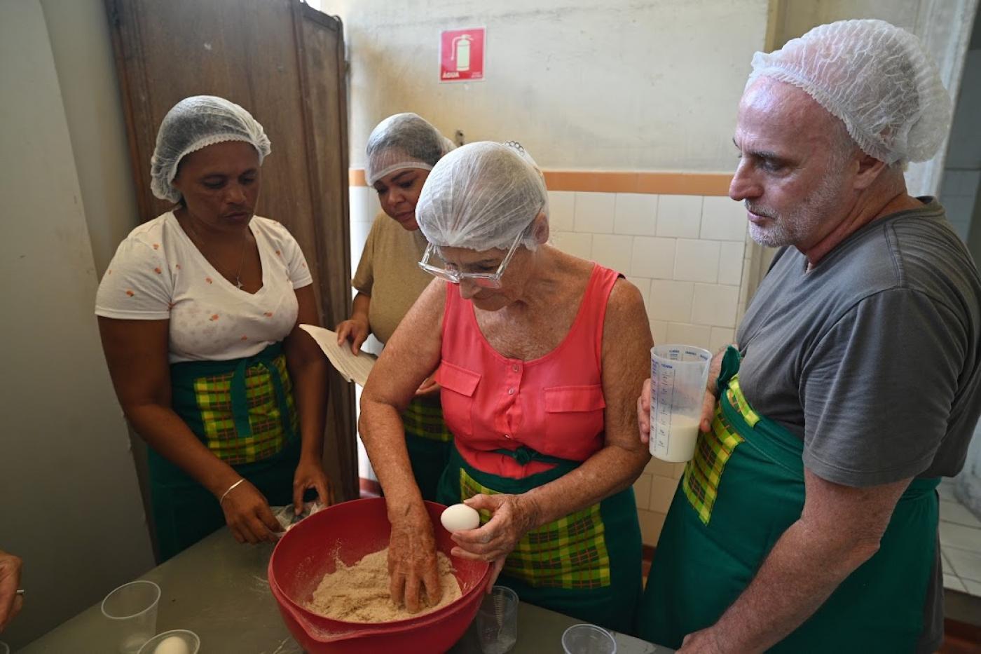 professora e alunos fazem receita em curso #paratodosverem 
