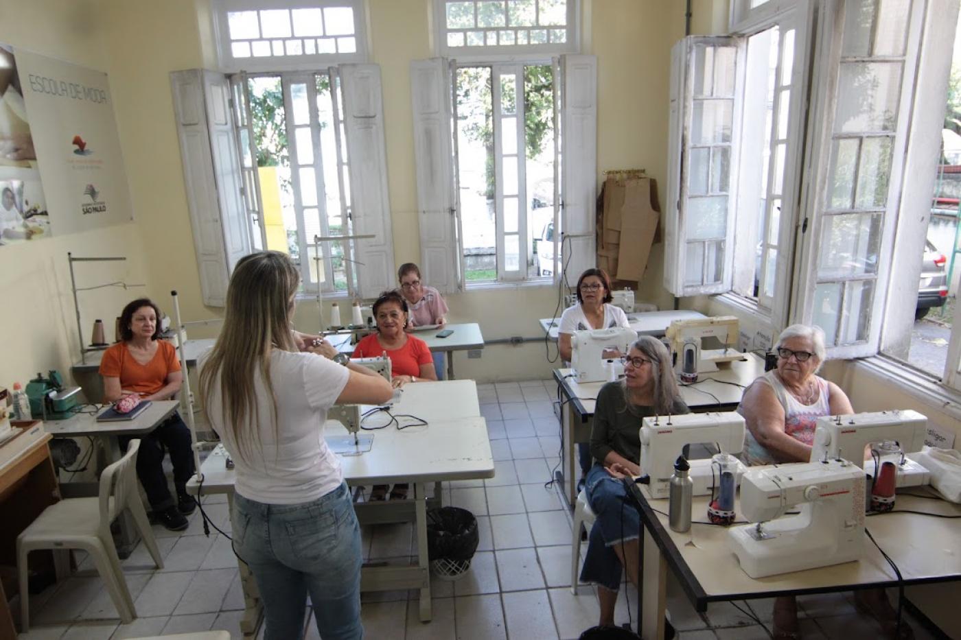 alunas fazendo aula de costura #paratodosverem 