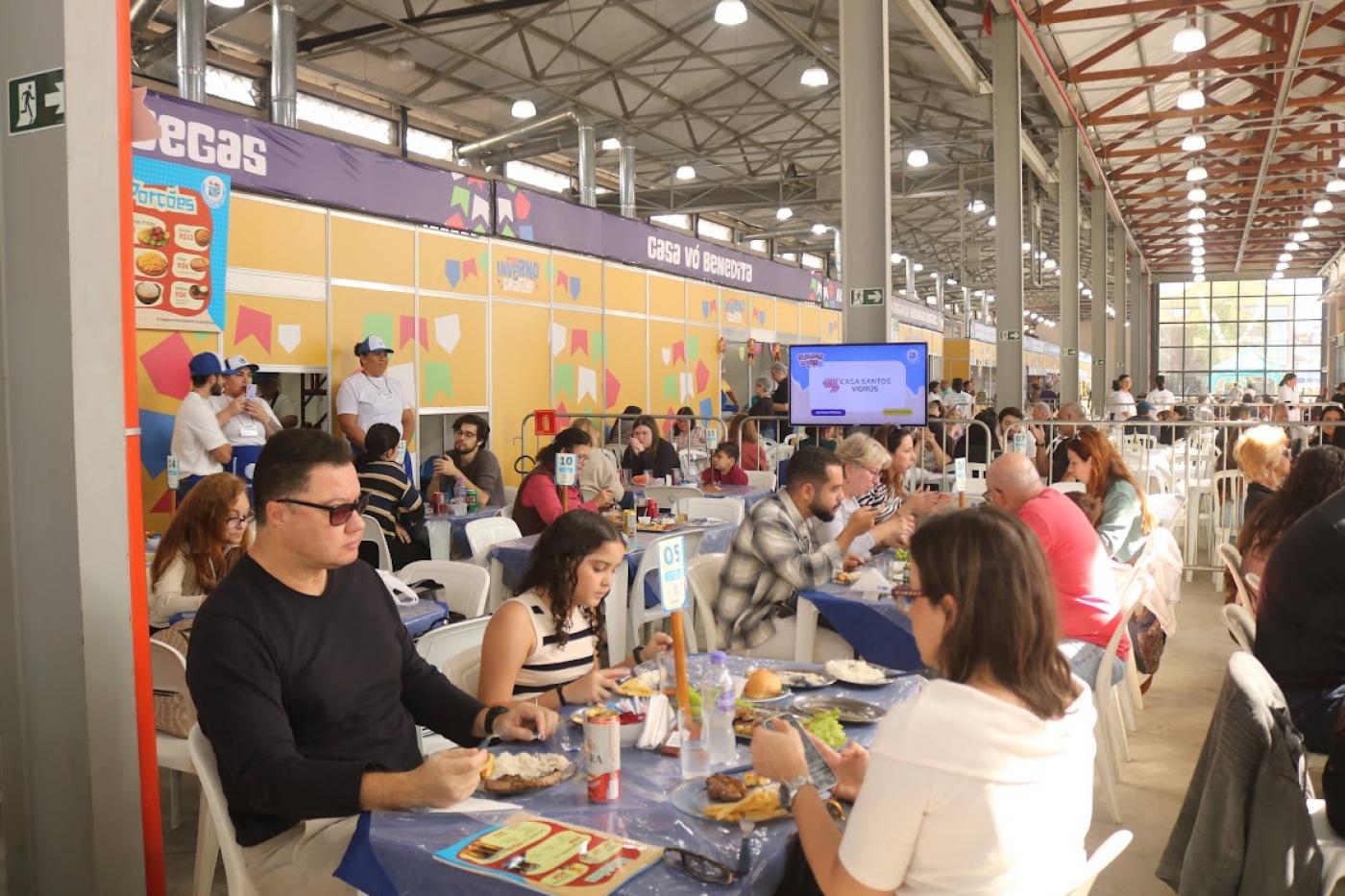 pessoas comendo na festa inverno #paratodosverem