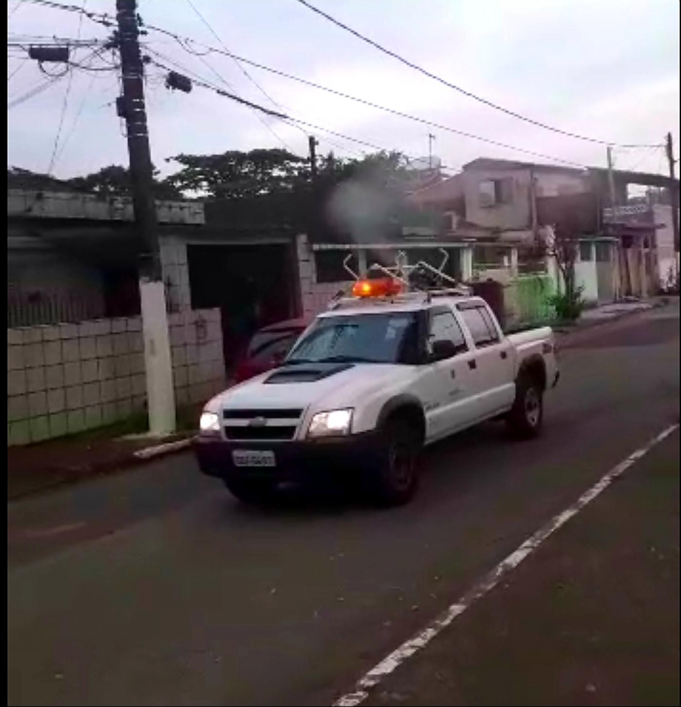 veículo com equipamento de nebulização está passando em rua. #paratodosverem