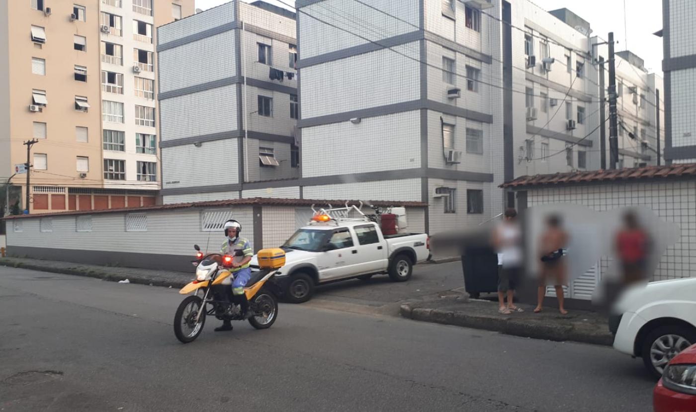veículo com equipamento de nebulização está passando em rua. À frente, um agente da CET com mota acompanha. #paratodosverem