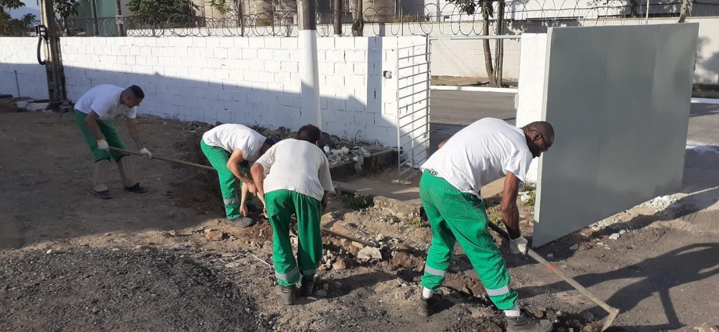 reeducandos atuando em zeladoria urbana #paratodosverem 