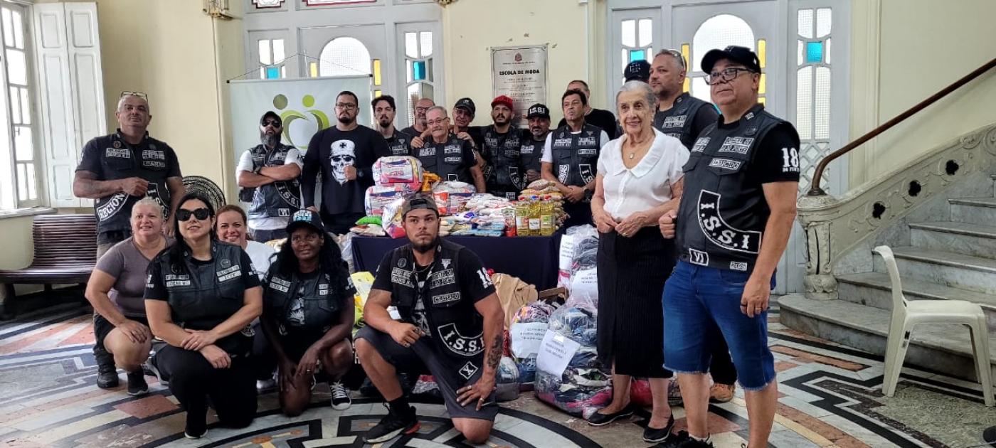 integrantes de grupo posam com produtos #paratodosverem