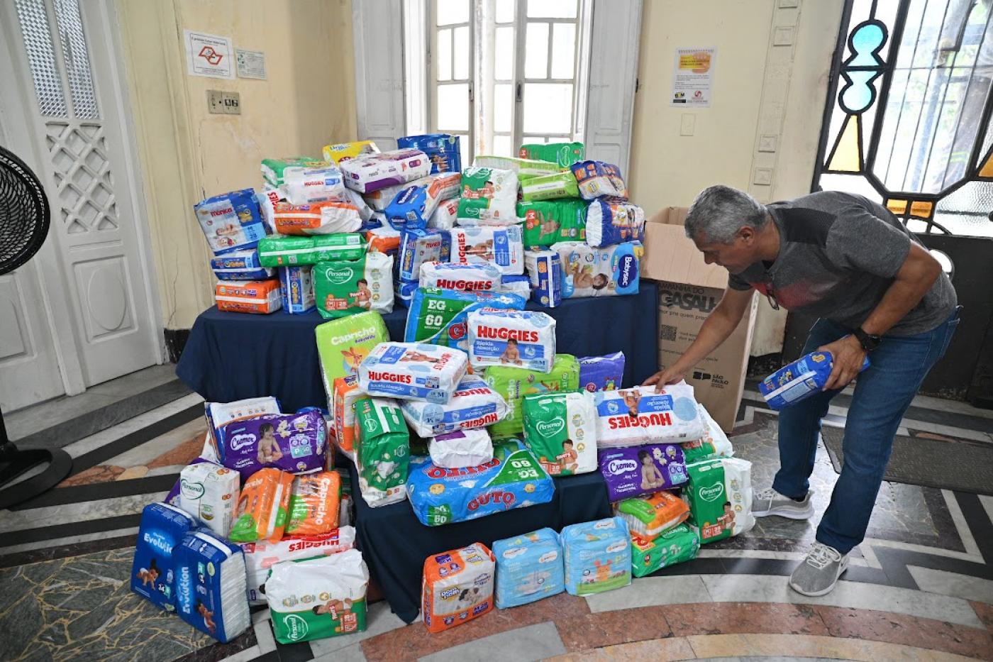 fraldas doadas no fundo #paratodosverem 