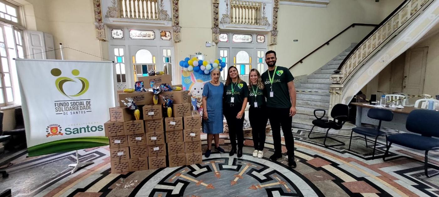 pessoas ao lado dos ovos doados #paratodosverem 